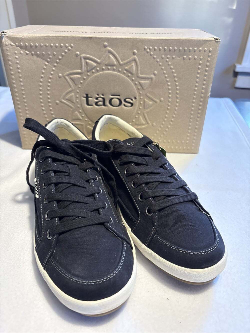 Taos Sneakers Womens SZ 8.5 Moc Star 2 Casual Comfort Black Distressed Canvas